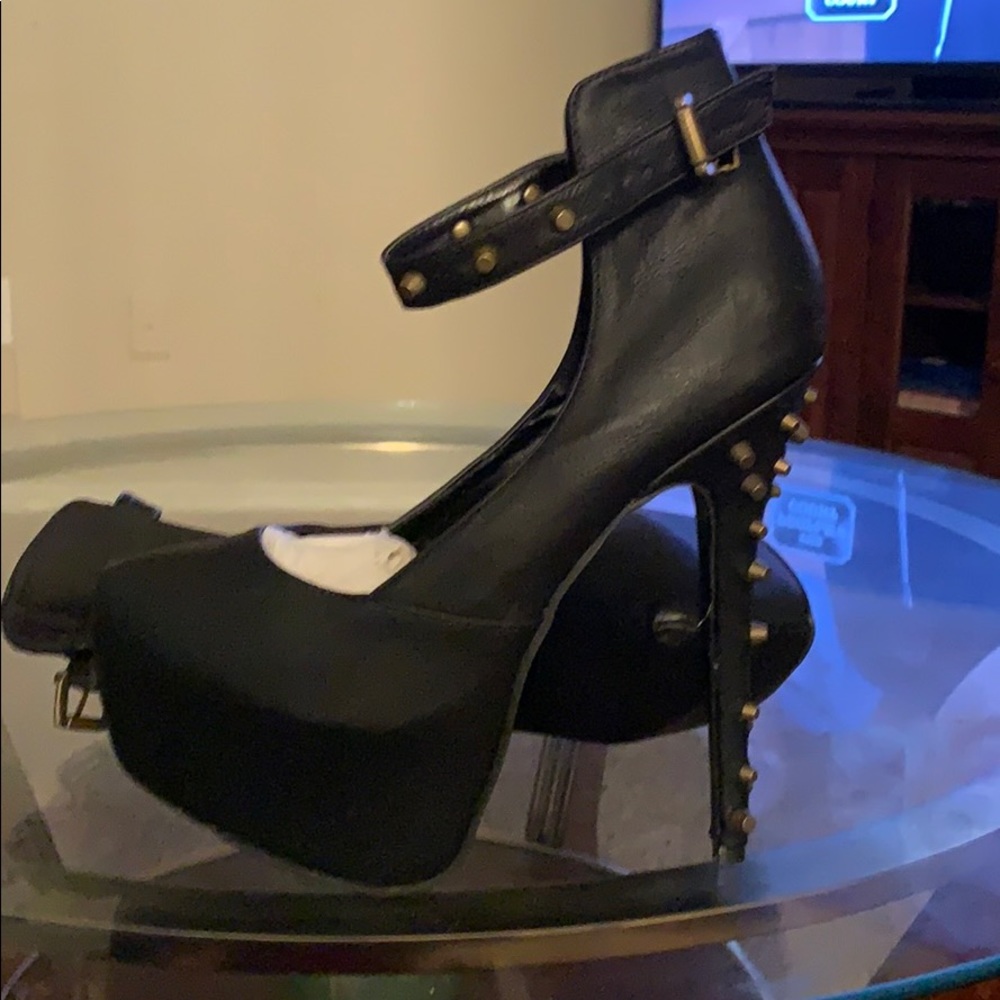 6” black studded pumps